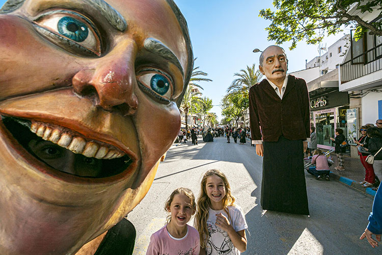 A fiestas mayo cabezones