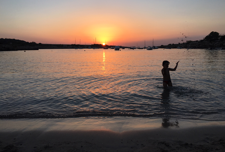 beaches ibiza for kids